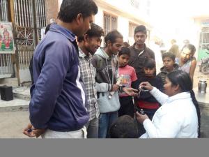 bhilwara textile market men brahma kumari Anita Behn vyasan mukti ki dawa dete hue (1)